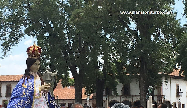 Procesión de la Virgen de la Salud por la Plaza Vasco de Quiroga en Pátzcuaro, Michoacán