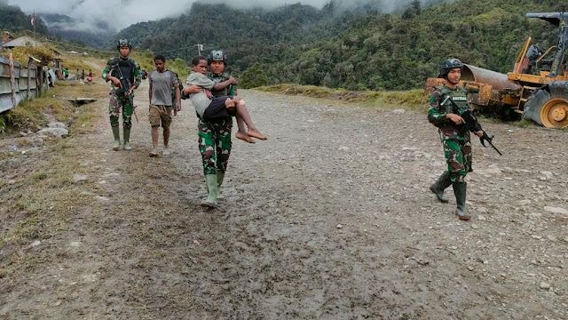 Sigap !! Satgas Satuan Organik Yonif Raider 321/GT Kostrad Tolong Anak Yang Terluka Di Nduga