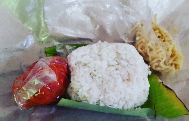 Kuliner Sidoarjo: “Nasi Bungkus Rp. 3.500,- Depan Unmu Sidoarjo”