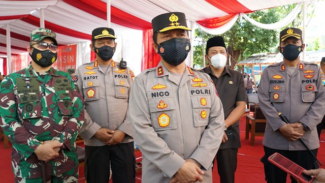 Kapolda Jatim  Meninjau Langsung Pelaksanaan Kegiatan Serbuan Vaksinasi Nasional TNI-Polri di Sidoarjo