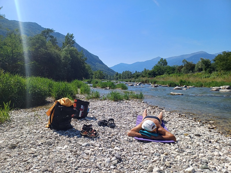 Il mio bello a prendere il sole sull'isoletta del Brenta