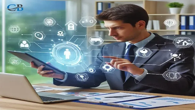 مدير مشاريع يستخدم أدوات رقمية لتوضيح مهارات إدارة المشاريع الرقمية الفعالة