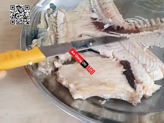 Thịt cá lóc sau khi hấp được lấy xương rất kỹ và xử lý mùi tanh với sả, gừng, hành tím.