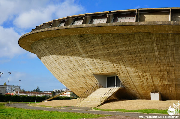 Saint-Nazaire - Palais des sports, Salle des sports des grand marais, "La Soucoupe"  Architectes: Louis Longuet, René Rivière, Roger Vissuzaine, Gustave Joly  Ingénieurs: René Sarger, Jean-Pierre Batellier  Construction: 1963 - 1970 