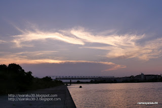 多摩川と上空の雲の写真