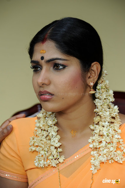 Muktha Hot In Ee Thirakkinidayil Movie