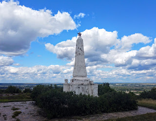 Изюм. Гора Кременец (Кремянец). Обелиск жертвам Гражданской войны