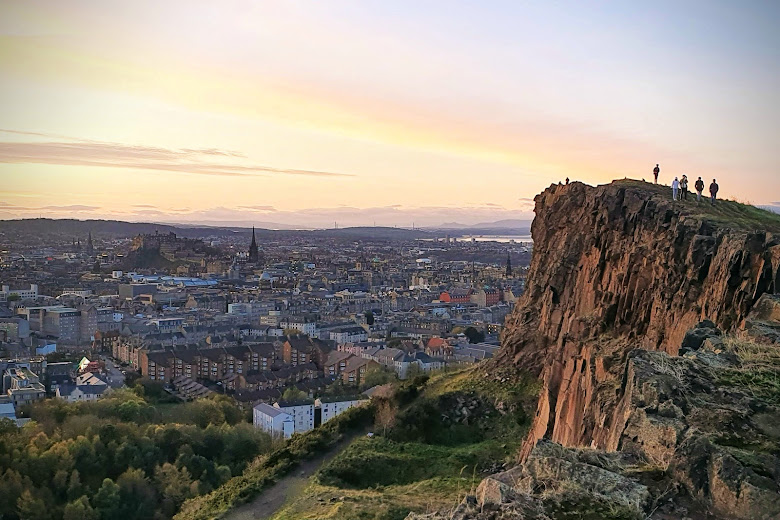 從索爾茲伯里峭壁 (Salisbury Crags) 眺望整個愛丁堡市區 (Edinburgh)