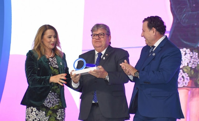 João Azevêdo recebe homenagem em Brasília pela atuação do Consórcio Nordeste na pandemia