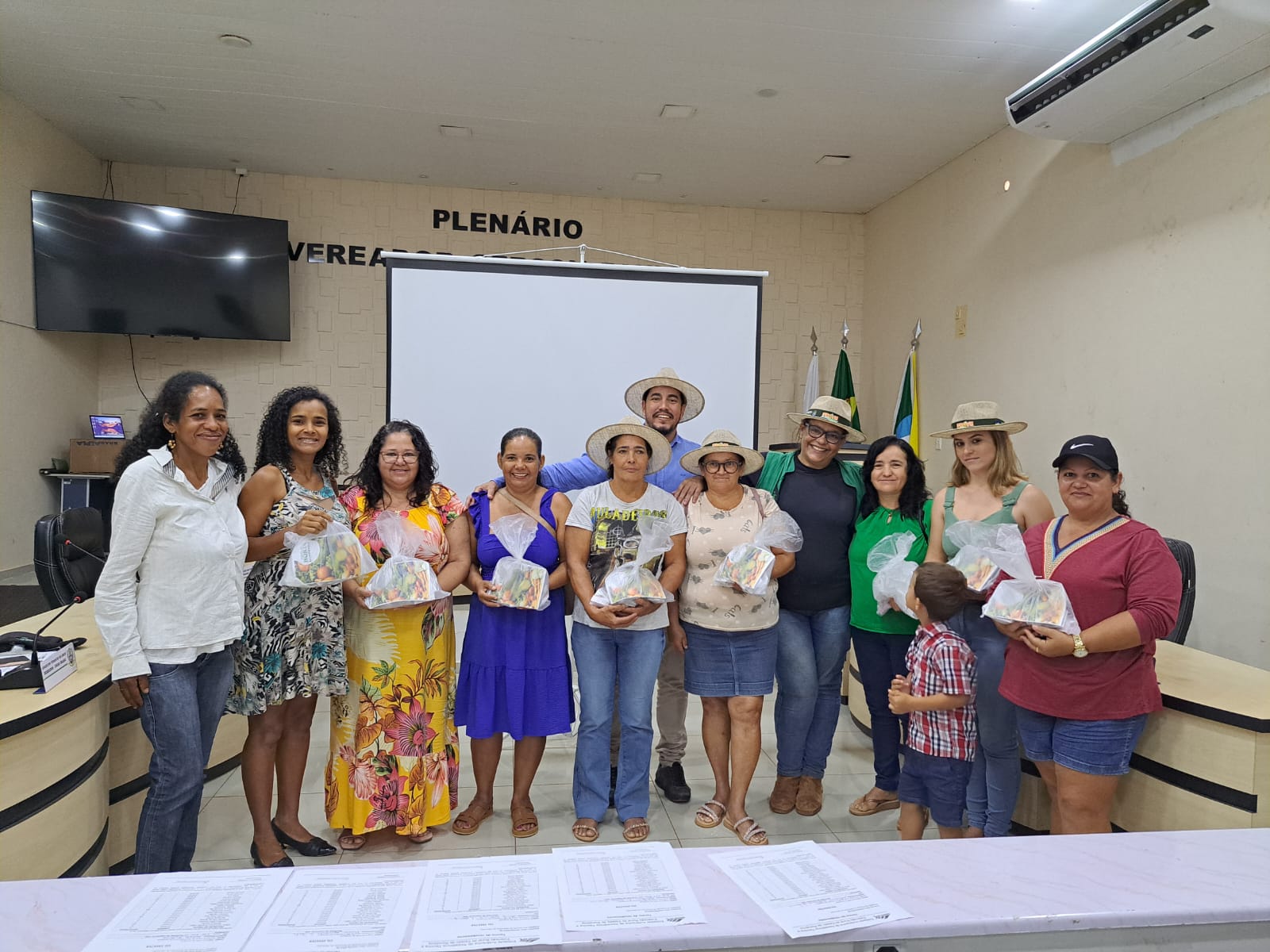 AGRICULTORES FAMILIARES DE DE SÃO FRANCISCO DO GUAPORÉ RECEBEM SEMENTES DA DEPUTADA CLÁUDIA DE JESUS