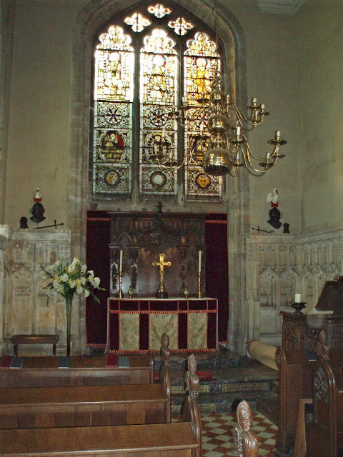 Capela do castelo de Warwick, Inglaterra  Então, por amor a Nossa Senhora, de quem todo o cavaleiro é um servidor e um arauto, ele vai levar uma vida duríssima.   Muito bonito era o costume dos cavaleiros da ordem do Templo.   Eles dormiam sempre preparados para se levantar em caso de convocação.   Dormir em camas ligeiras e com a parte do traje possível já pronta para eles pularem, vestirem a armadura e saírem.   E sempre com uma luz acesa dentro do quarto, dando ideia da vigilância constante do cavaleiro.   Porque o homem tinha aceito como uma cruz para a vida inteira essa dor, o 