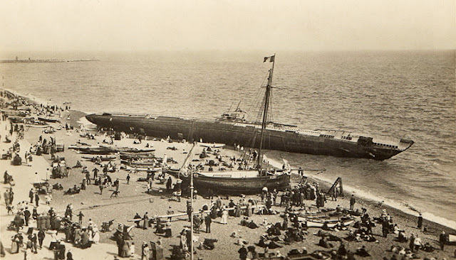 Submarino alemán U-118 varado en la costa de Inglaterra en 1919