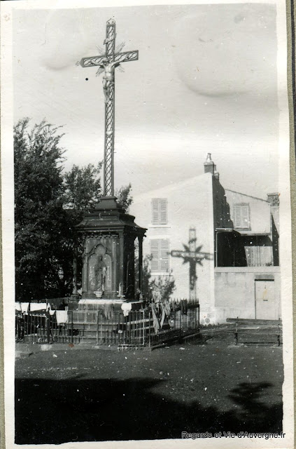 Photo ancienne noir et blanc d'Auvergne : le Calvaire place Marcel Sembat de Montferrand.