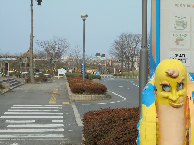 キャリー・リー 弓ヶ浜公園店の手が折れたホットドッグマン