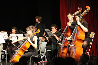 La orquesta Behotsik llena la casa de cultura de San Vicente con su concierto de clásicos del rock