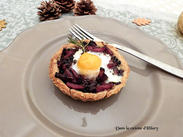 Tartelettes sablés sésame-romarin au confit d'oignon rouge & bacon