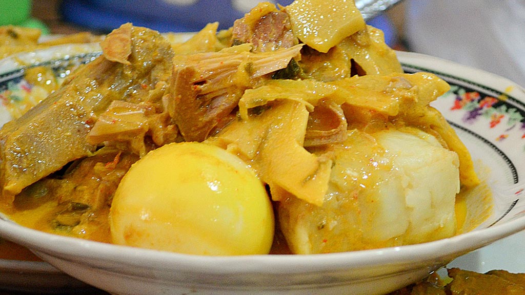 Katupek Pitalah Gulai Nangka- Ketupat sayur