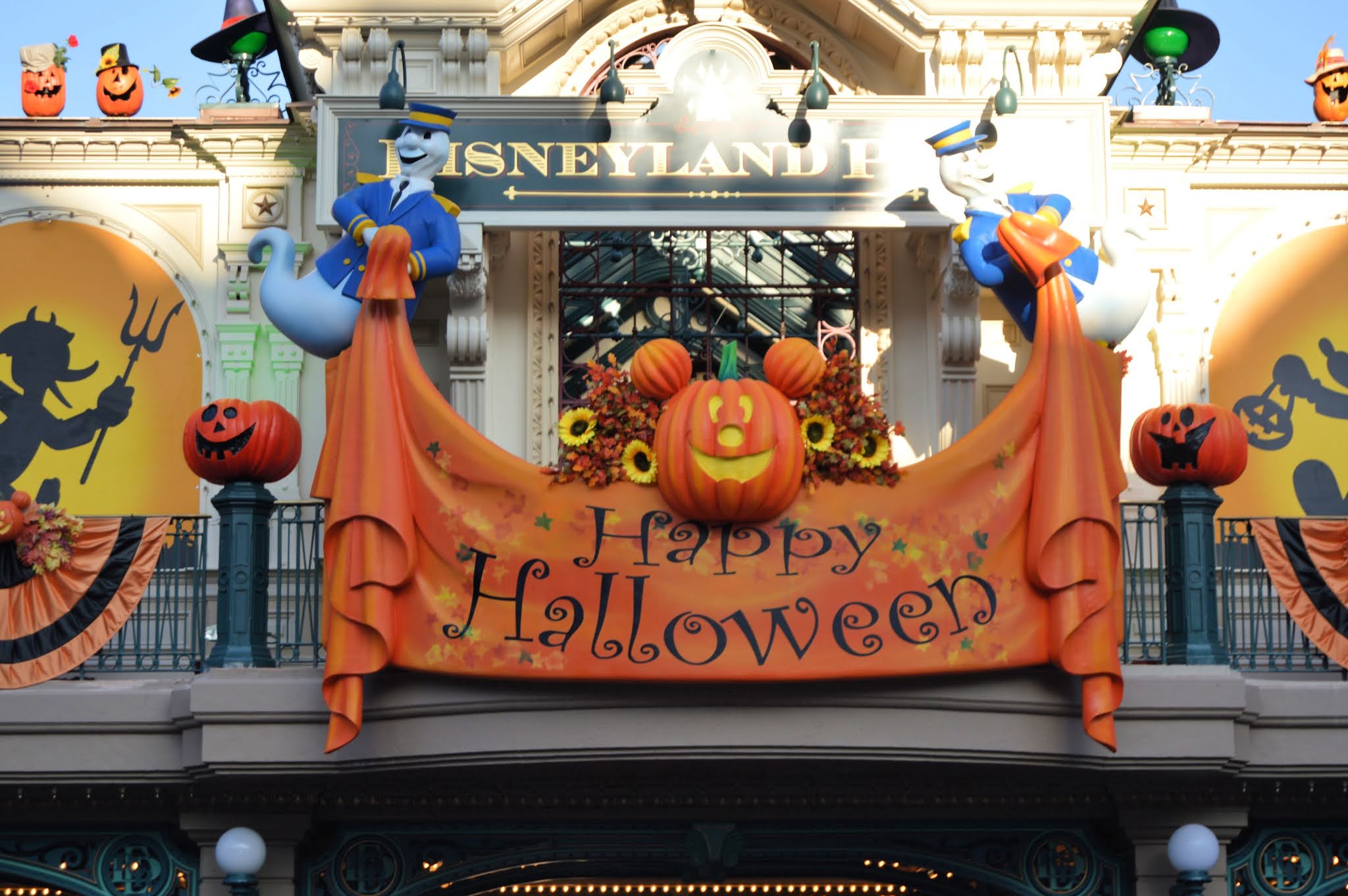Happy Halloween Sign at Disneyland Paris