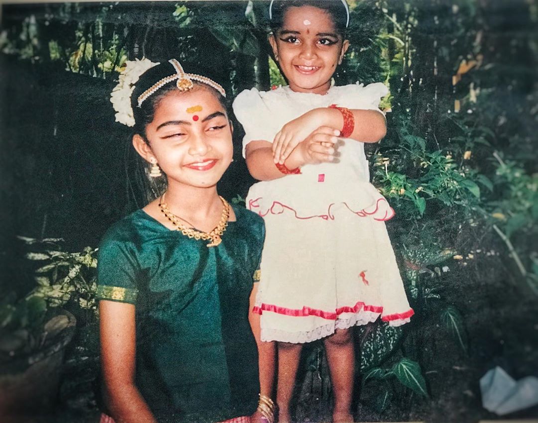 South Indian Actress Anupama Parameswaran Childhood Pic with Younger Brother Akshay Parameswaran | South Indian Actress Anupama Parameswaran Childhood Photos | Real-Life Photos