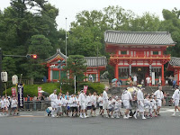 八坂神社では祇園祭の花傘巡行が行われた。