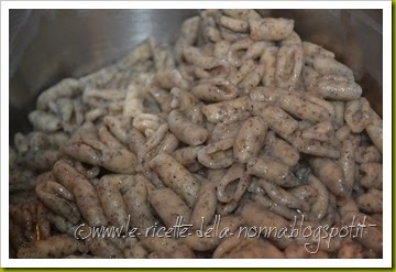 Cavatelli con farina di ceci neri in purea di carote e rosmarino (7)