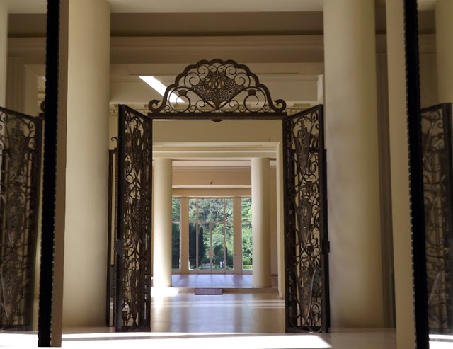Portas de entrada  da Casa de Serralves