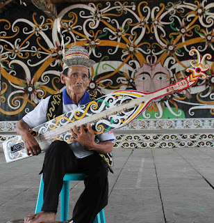 Sampek adalah alat musik tradisional Suku Dayak. Alat musik ini terbuat dari berbagai jenis kayu. Namun, yang paling sering dijadikan bahan adalah kayu arrow, kayu kapur, dan kayu ulin dan dibuat secara tradisional.