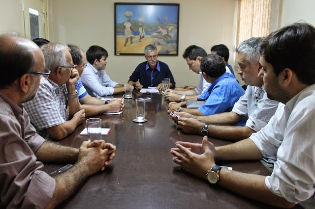 Prefeito e vereadores solicitam explicações da Compesa sobre problemas da seca e do abastecimento