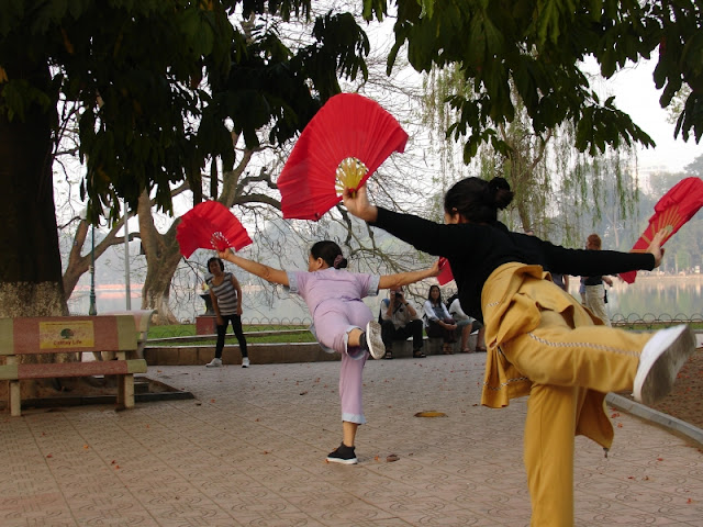 Femmes effectuant leur gymnastique matinale à Hanoi, Vietnam