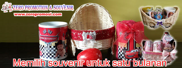 Memilih souvenir untuk satu bulanan