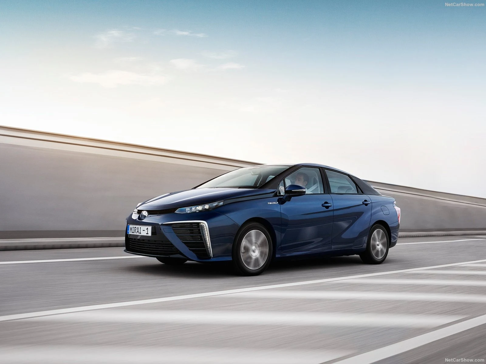 Hình ảnh xe ô tô Toyota Mirai 2016 & nội ngoại thất