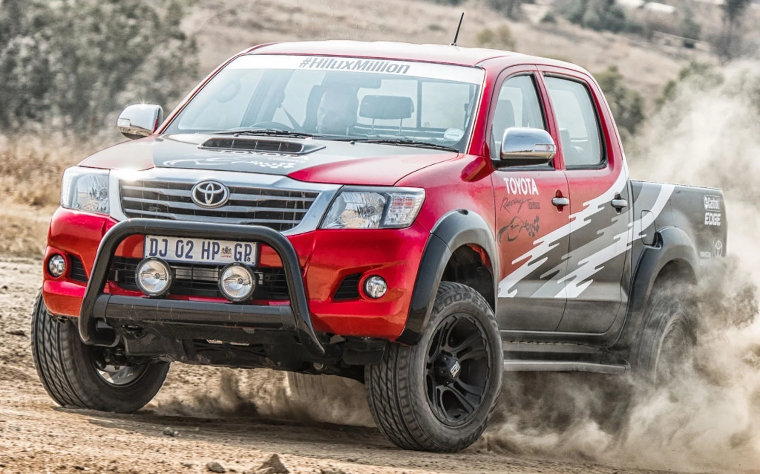 Điều gì xảy ra nếu Toyota Hilux sử dụng động vơ V8?