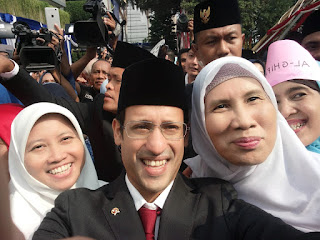 Ibu Betti foto bersama Mas Menteri Nadim Makarim