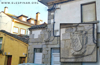 Escudo de piedra, en edificio "Hermanos Maricalva"