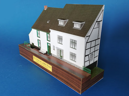 Kartonmodell des alten Posthauses am Rijksweg in Gulpen an der Geul um 1990, Kartonnen maquette van het oude postkantoor in Gulpen aan de Geul omstreeks 1990, 1:110, Halbrelief