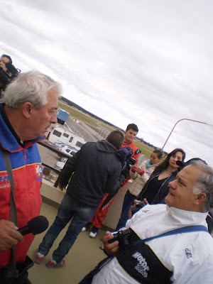 Al frente Jorge Hevia y Pilinga Perez, al fondo Ulises explicando su gran carrera, que lo dejó en el lugar 2 del podio