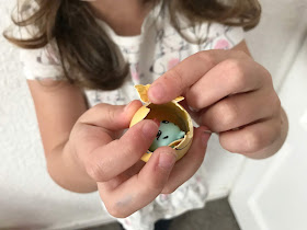 opening a hatchimal CollEGGtible egg 