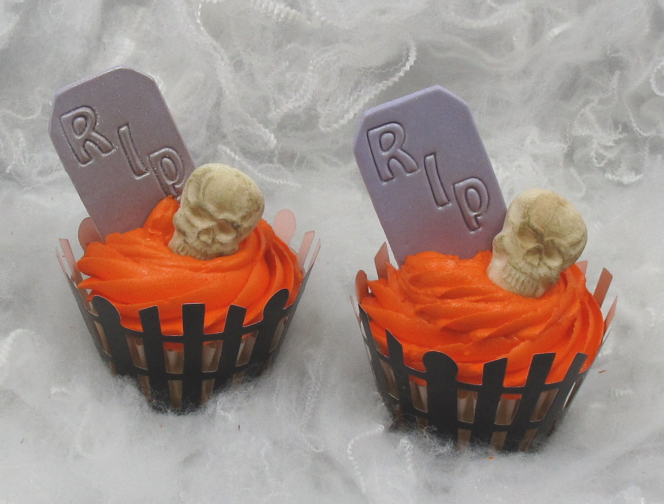 cute halloween cupcakes  cupcake, and slap a tombstone and skull on top. Done. How easy was