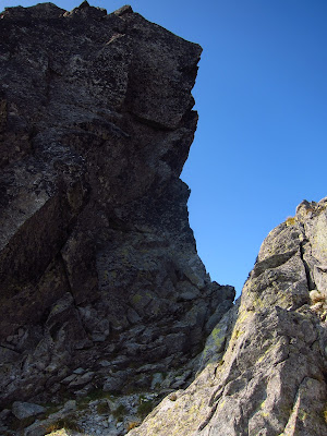 Prechod cez štrbinu v skalách nad Gerlachovský kotol.