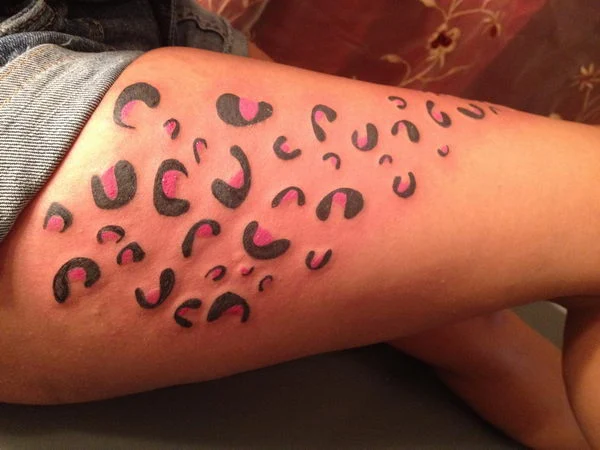 tatuaje de mnchas de leopardo e el muslo de una mujer