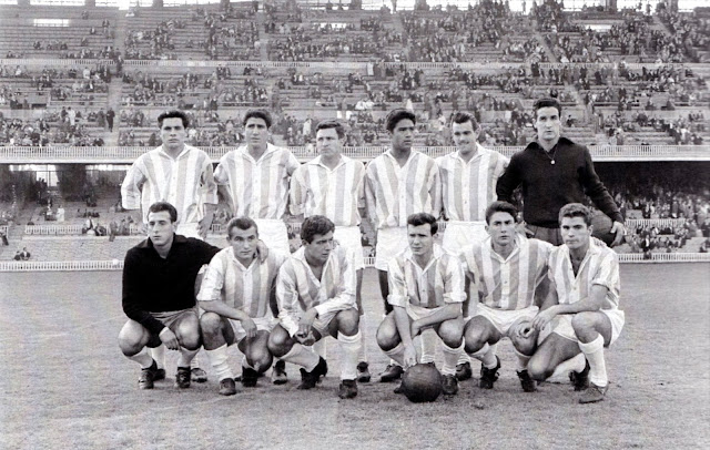 📸REAL VALLADOLID DEPORTIVO 📆1 noviembre 1959 ⬆️Solé, Matito, Pontoni, Benítez, Endériz, Parcet. ⬇️Cantero (portero suplente), Beke, Aramendi, Mirlo, Beascoechea y Joselín. Foto extraída del libro LA LEGIÓN EXTRANJERA BLANQUIVIOLETA, de Ramón Martínez. C. F. BARCELONA 5 🆚 REAL VALLADOLID DEPORTIVO 1 Domingo 01/11/1959, 15:45 horas. Campeonato de Liga de 1ª División, jornada 8. Barcelona, Nuevo Estadio. GOLES: ⚽0-1: 8’, Beke. ⚽1-1: 20’, Eulogio Martínez. ⚽2-1: 30’, Kubala. ⚽3-1: 56’, Luis Suárez. ⚽4-1: 63’, Luis Suárez. ⚽5-1: 78’, Eulogio Martínez.