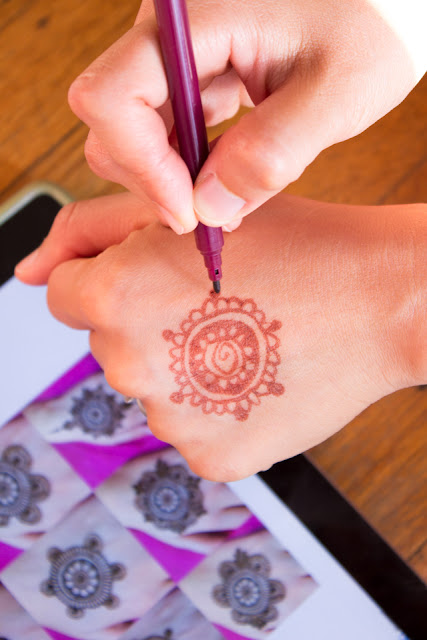 How Kids can make Henna Hands using washable markers