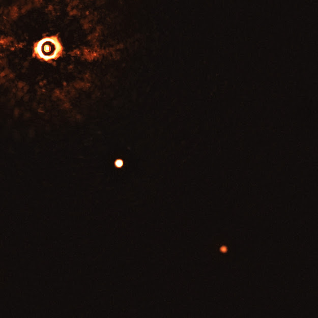 Sistema Planetário jovem orbitando uma estrela tipo Sol é observado diretamente! Utilizando o instrumento SPHERE montado no Very Large Telescope (VLT) da ESO astrônomos obtiveram imagens diretas de um sistema planetário jovem orbitando uma estrela tipo Sol, a TYC 8998-760-1. Foram observados dois exoplanetas gasosos, o planeta TYC 8998-760-1b o mais próximo da estrela com 14 vezes o tamanho de Júpiter (maior e mais massivo planeta do nosso Sistema Solar) e o planeta TYC 8998-760-1c mais distante da estrela tem 6 vezes a massa de Júpiter. Eles também estão muito mais distantes da estrela que óbitam do que os nossos planetas gasosos estão distante do nosso Sol, o planeta TYC 8998-760-1b mais próximo de TYC 8998-760-1 está a 160 vezes a distância Terra-Sol e o mais distante TYC 8998-760-1c está a 320 vezes essa distância. “A nossa equipe capturou a primeira imagem de dois companheiros gigantes gasosos que orbitam uma estrela jovem parecida com o Sol,” disse Maddalena Reggiani, pesquisadora de pós-doutorado na KU Leuven, Bélgica, que participou do estudo.