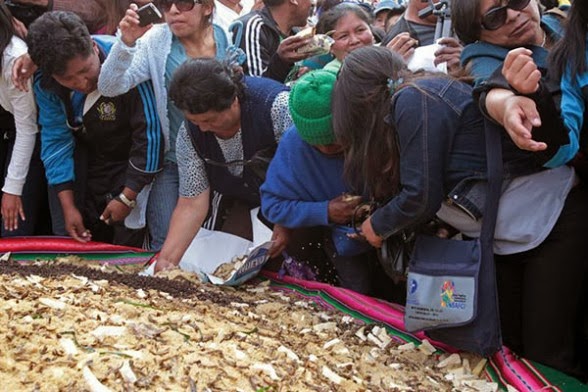 El gigantesco plato de pisara fue hecho con seis quintales del grano de oro. Foto Efe