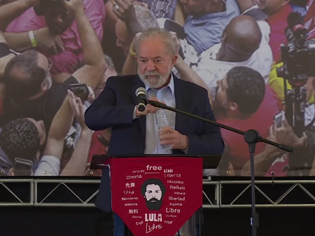 A foto mostra lula no discurso histórico no sindicato de São Bernardo do Campo, São Paulo.