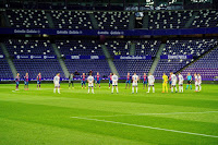 Los jugadores del Real Valladolid y del Levante guardan un minuto de silencio por el fallecimiento del astro argentino Diego Armando Maradona, ocurrido el pasado 25 de noviembre. REAL VALLADOLID C. F. 1 LEVANTE U. D. 1. 27/11/2020. Campeonato de Liga de 1ª División, jornada 11. Valladolid, estadio José Zorrilla.