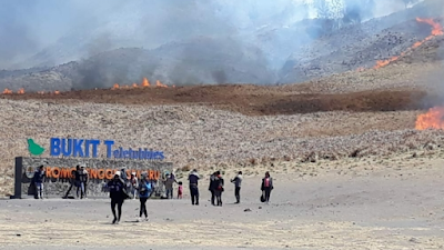 Gunung Bromo Terbakar di Bukit Teletubies: Wisatawan Prewed Menyalakan Flare