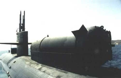 Submarino estadounidense USS Dallas (SSN 700) de la clase Los Angeles. En primer plano el contenedor"DDS"estibado sobre la popa de la vela. Fotografía: Diego Quevedo.