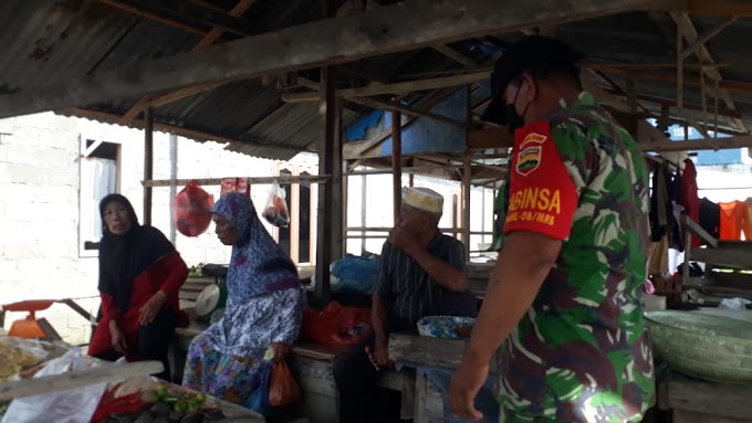 Babinsa Koramil 06/Merbau Komsos Bersama Masyarakat Kelurahan Teluk Belitung