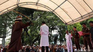 Sepasang remaja di aceh di cambuk 100 kali karena mesum di kos